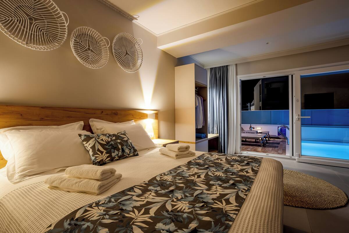 Ropa de cama de alta calidad y caja de seguridad en la habitación 