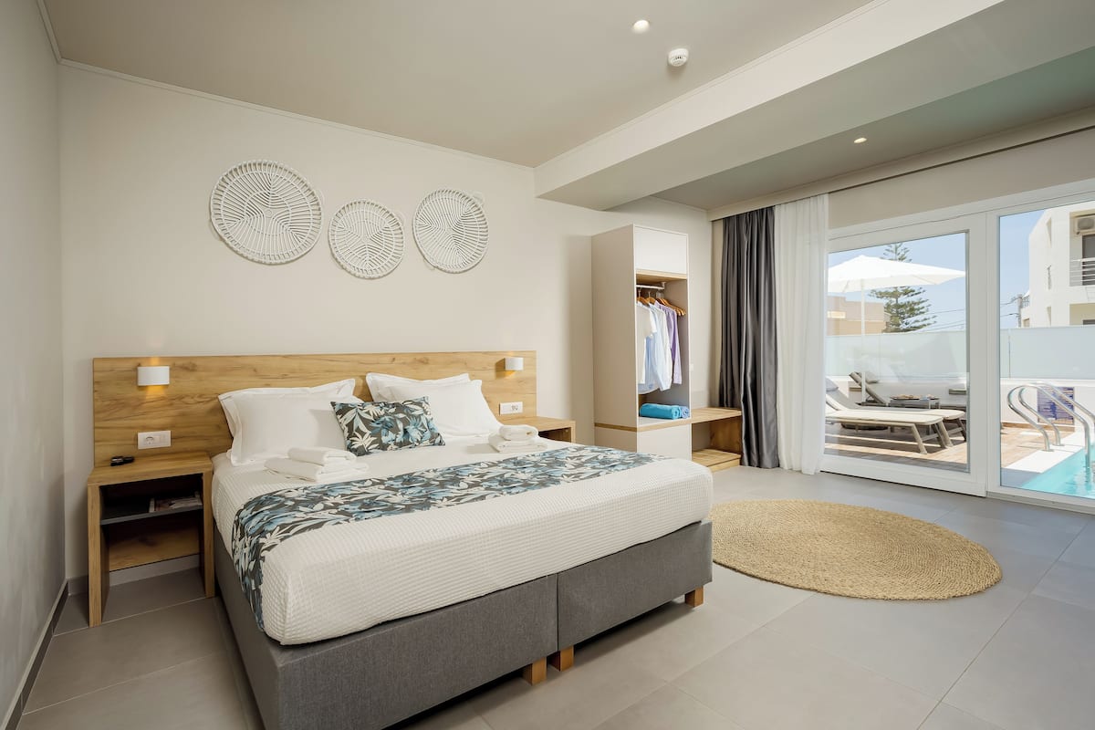 Suite estudio superior, alberca privada, frente al mar | Ropa de cama de alta calidad y caja de seguridad en la habitación
