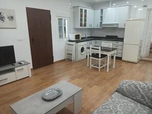 Smart TV - 2nd APARTMANENTO PORCHE SOLEADO Y PARKING, IN VILLA (Torremolinos)