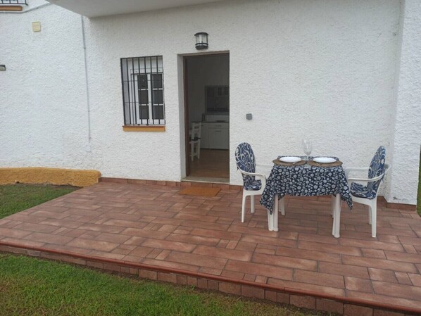 Outdoor dining - 2nd APARTMANENTO PORCHE SOLEADO Y PARKING, IN VILLA (Torremolinos)