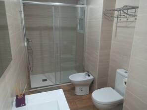 Hair dryer, towels, soap, shampoo - 2nd APARTMANENTO PORCHE SOLEADO Y PARKING, IN VILLA (Torremolinos)