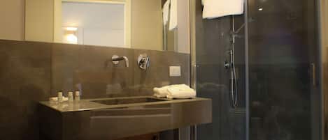 Superior Double Room | Bathroom | Shower, towels