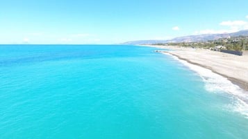 En la playa, camastros y toallas de playa