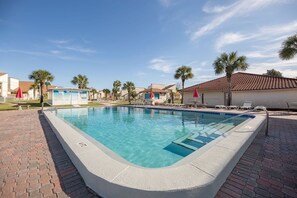 Outdoor pool, a heated pool - 2 min toes hit sand ❤ Deck dining. MiniGolf+4pools (Panama City Beach)