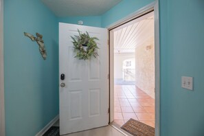 Interior - 2 min toes hit sand ❤ Deck dining. MiniGolf+4pools (Panama City Beach)