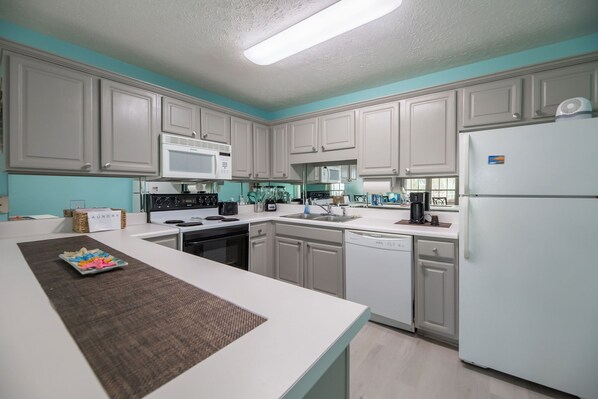 Fridge, microwave, oven, stovetop - 2 min toes hit sand ❤ Deck dining. MiniGolf+4pools (Panama City Beach)