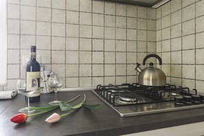 Jääkaappi, mikroaaltouuni, liesi, kahvin-/teenkeitin