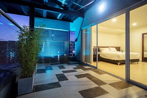 Cofres nos quartos, escrivaninha, espaço de trabalho para notebook