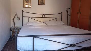 2 camere, una scrivania, ferro/asse da stiro, culla da viaggio