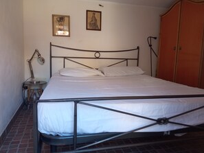 2 soverom, skrivebord, strykejern/-brett og reiseseng for barn