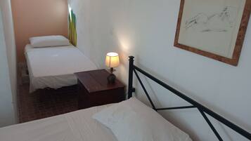 2 camere, una scrivania, ferro/asse da stiro, culla da viaggio