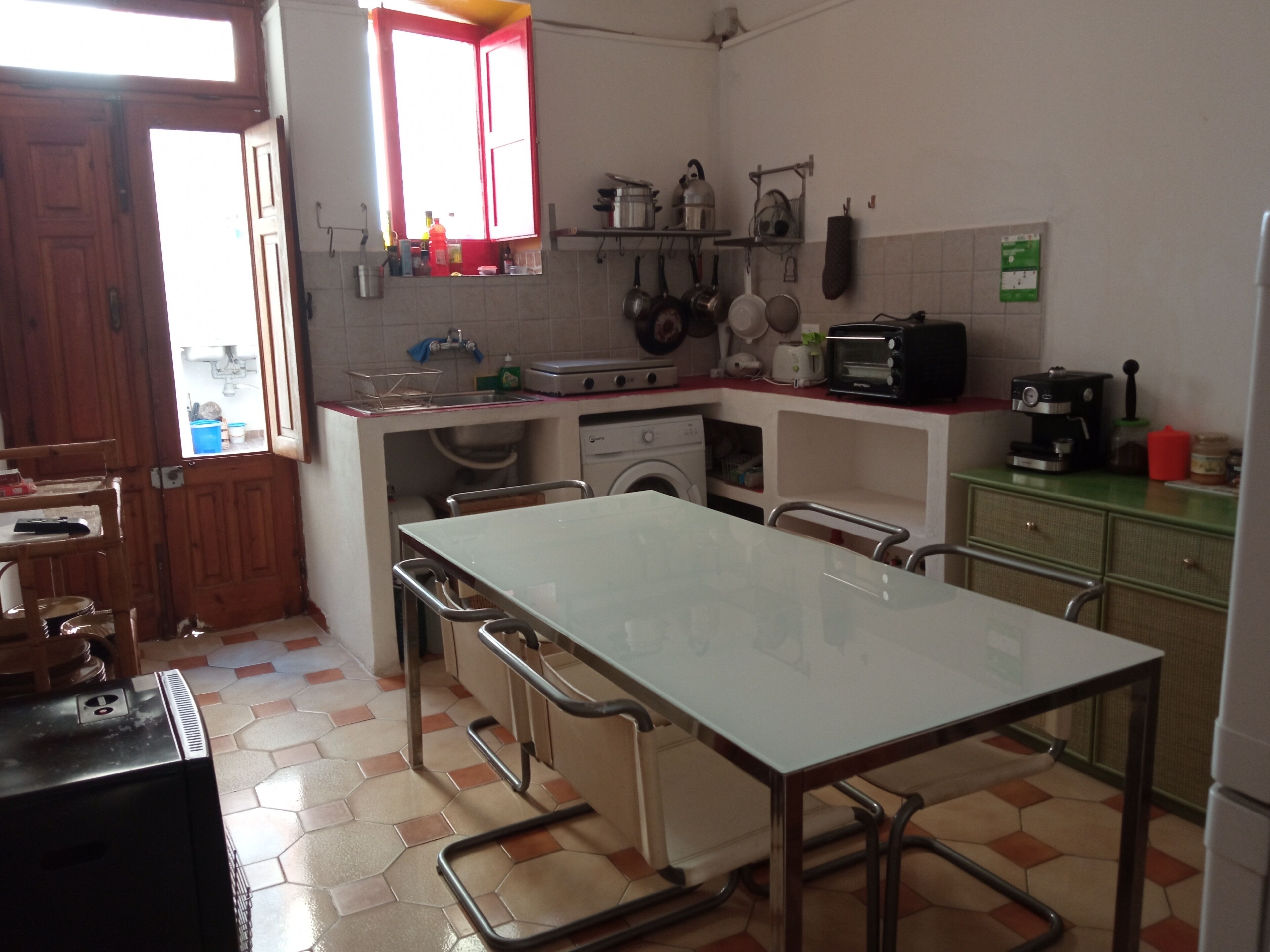 Frigorifero, forno, piano cottura, macchina per tè/caffè