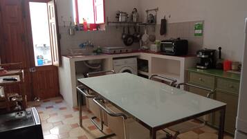 Frigorifero, forno, piano cottura, macchina per tè/caffè