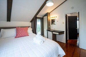 5 bedrooms, iron/ironing board, free WiFi, bed sheets