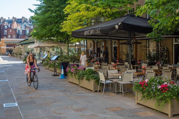 تناول الطعام بالخارج