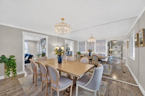 Enchanting English Tudor Retreat Elegant, Spacious & Cozy.