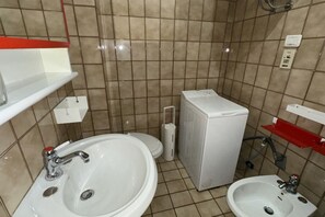 Combined shower/tub, bidet, towels - M033 - Marcelli, three-room apartment in the center facing the sea (Marcelli)