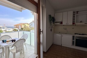 Outdoor dining - M033 - Marcelli, three-room apartment in the center facing the sea (Marcelli)