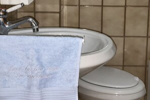 Duschwanne, Bidet, Handtücher