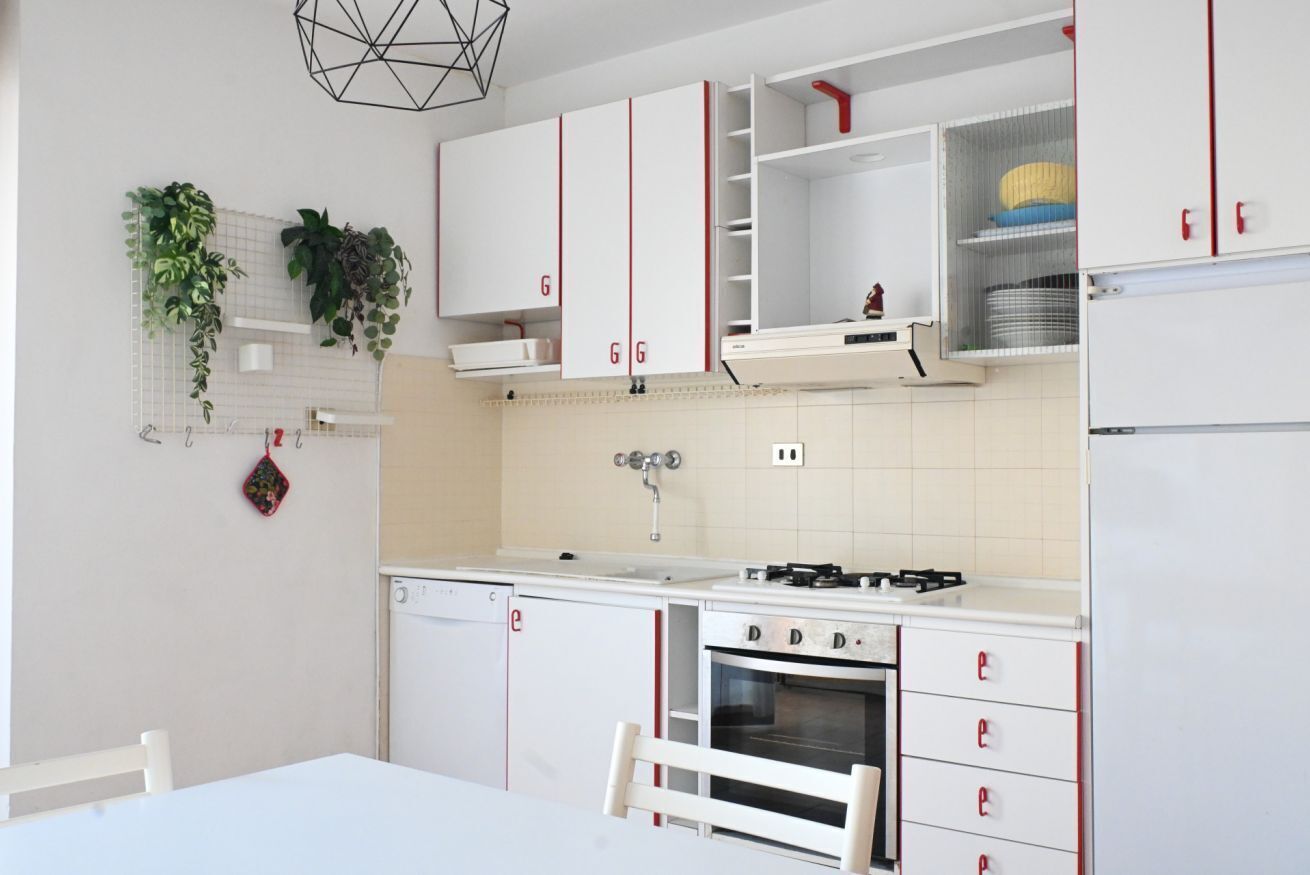 Frigorífico, horno, lavavajillas y mesa de comedor