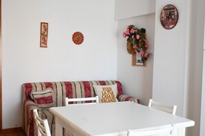 Dining - M033 - Marcelli, three-room apartment in the center facing the sea (Marcelli)