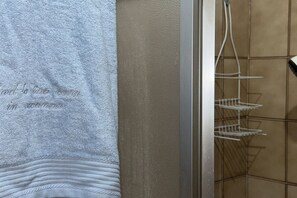 Duschwanne, Bidet, Handtücher