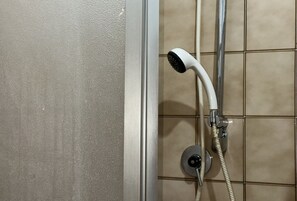 Combined shower/bathtub, bidet, towels - M033 - Marcelli, three-room apartment in the center facing the sea (Marcelli)