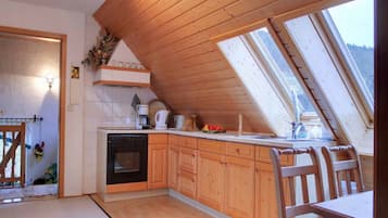 Apartamento panorámico | Cocina privada | Horno, placa de cocina, lavavajillas y hervidor eléctrico