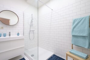 Deluxe Apartment | Bathroom | Shower, free toiletries, hair dryer, towels