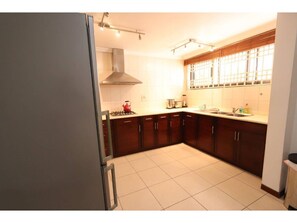 Kjøleskap, mikrobølgeovn, ovn og kjøkkenutstyr