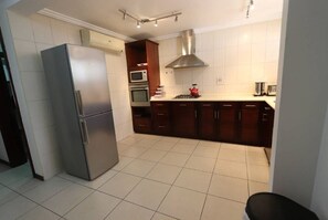 ثلاجة، ميكروويف، فرن، مستلزمات طهي/أطباق/أوعية