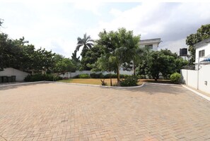 المنطقة المحيطة بالمنشأة