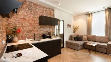 Smart TV 108-cm dengan saluran TV kabel dan TV