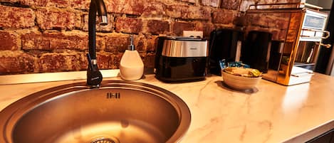 Luxe appartement | Privékeuken | Een minikoelkast, een oven, een kookplaat, een vaatwasser