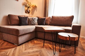 Luksus-lejlighed | Opholdsområde | 108-centimeters smart-tv med kabelkanaler, tv