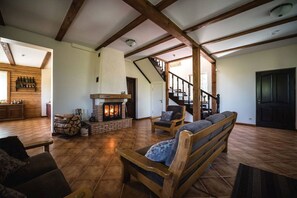 Televisio, takka, DVD-soitin, stereot