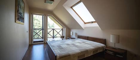 3 habitaciones, escritorio, tabla de planchar con plancha y wifi