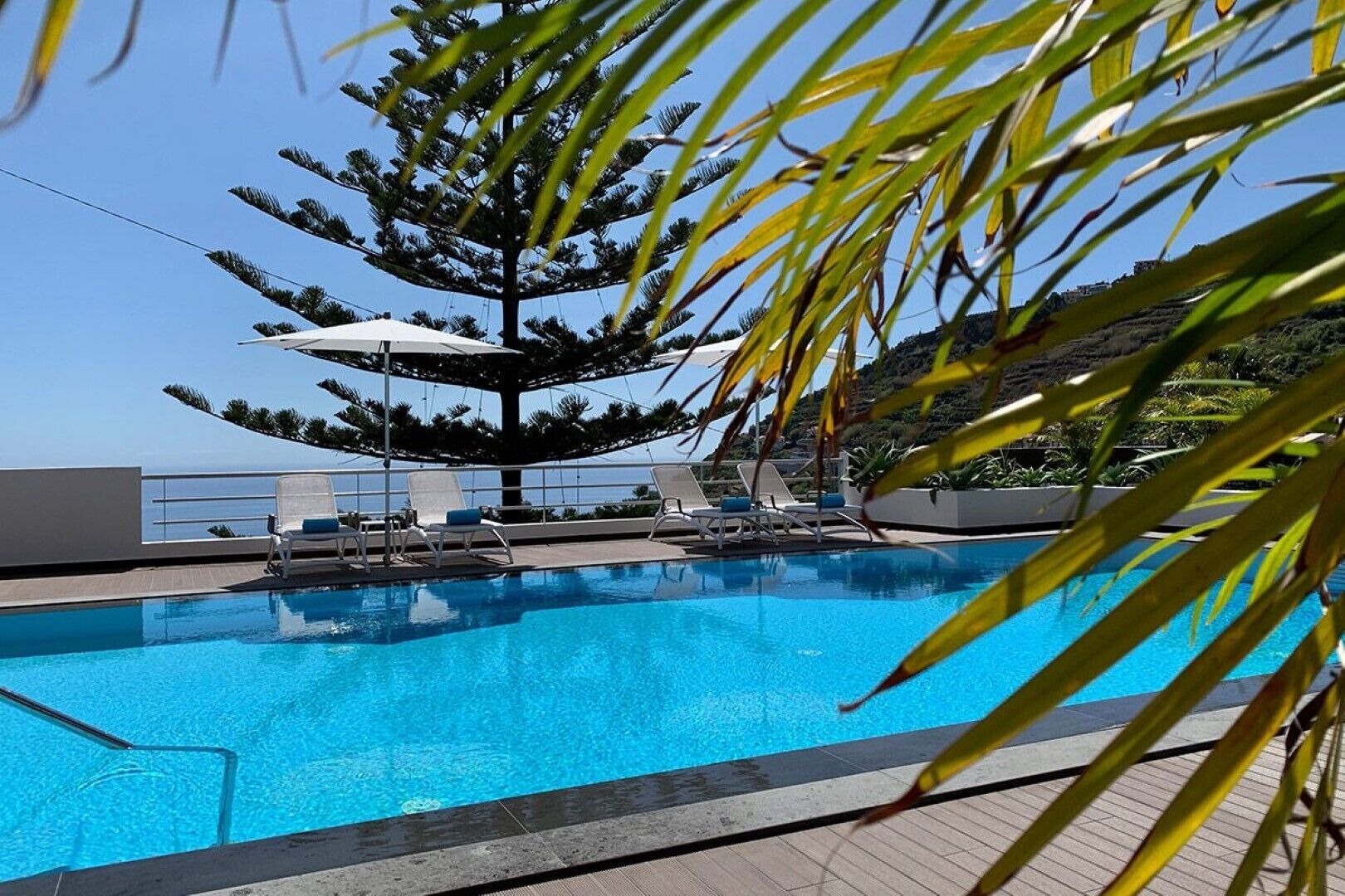 Een binnenzwembad, een buitenzwembad