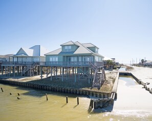 Exterior - Corner pet-friendly, 5/3 bay sunset views! - TraMarLis (Dauphin Island)