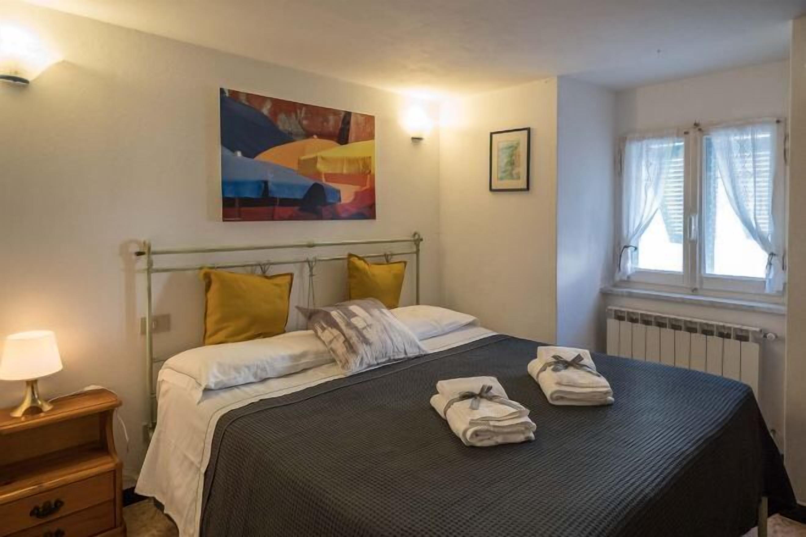 Sengetøy av topp kvalitet, dundyner og safe på rommet