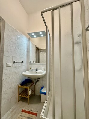 Family Room | Bathroom | Shower, hair dryer, bathrobes, bidet - Via Del Santo (Vernazza)
