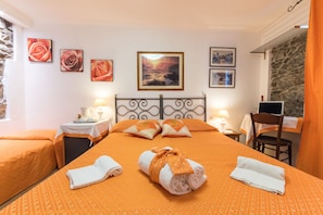 Comfort Triple Room | Hypo-allergenic bedding, in-room safe, desk, laptop workspace - Via Del Santo (Vernazza)
