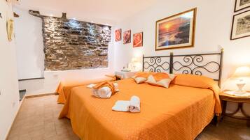 Comfort Triple Room | Hypo-allergenic bedding, in-room safe, desk, laptop workspace