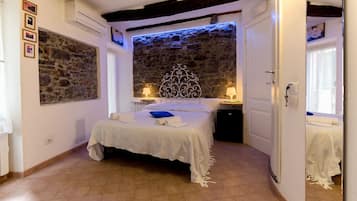 Hypo-allergenic bedding, in-room safe, desk, laptop workspace
