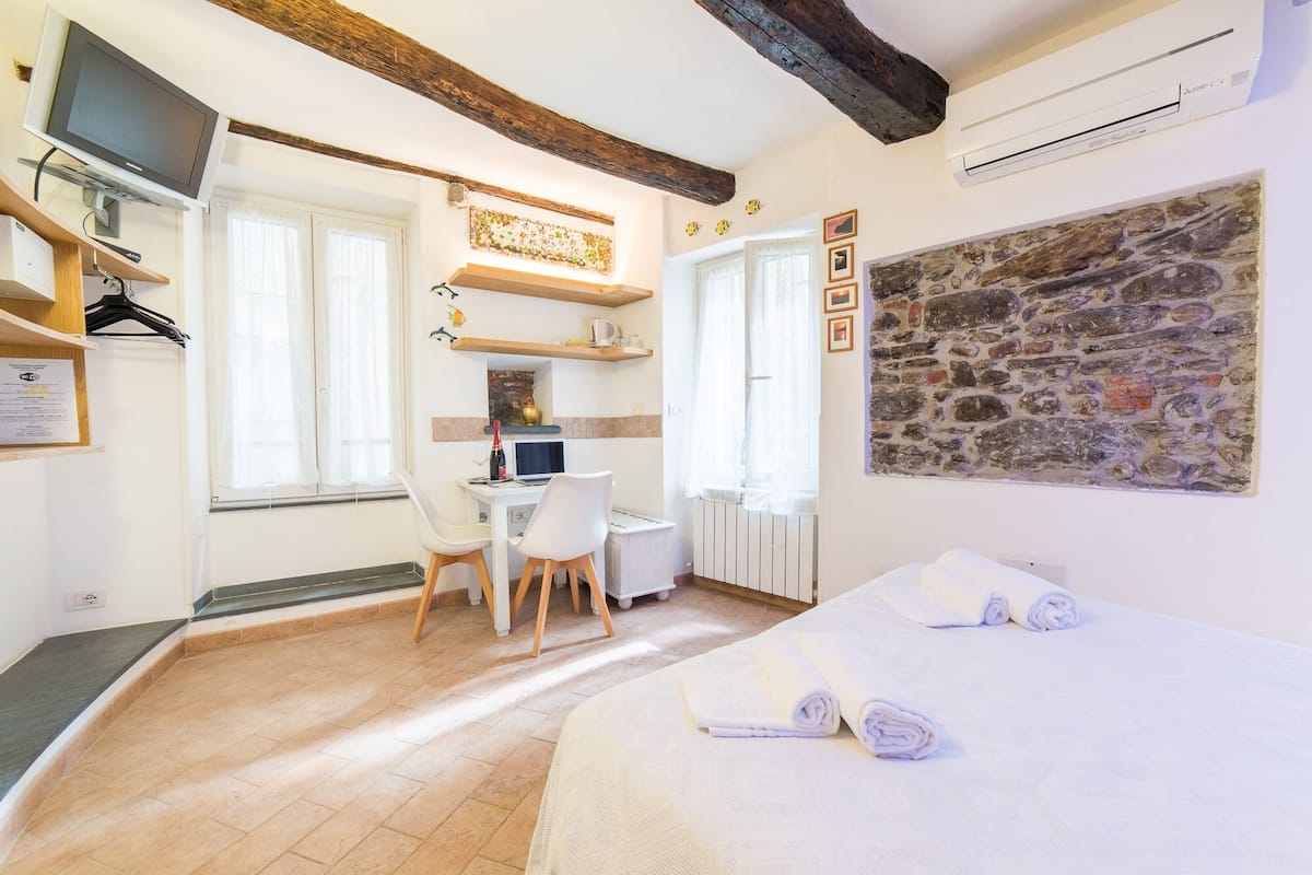 Deluxe Double Room | Hypo-allergenic bedding, in-room safe, desk, laptop workspace