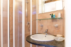 Habitación Deluxe doble | Baño | Ducha, secador de pelo, albornoces y bidé