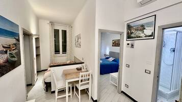 Familienzimmer | Wohnbereich | 42-Zoll-Flachbildfernseher mit Satellitenempfang, Netflix