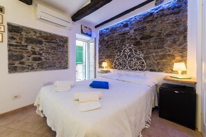 Deluxe Double Room | Hypo-allergenic bedding, in-room safe, desk, laptop workspace - Via Del Santo (Vernazza)