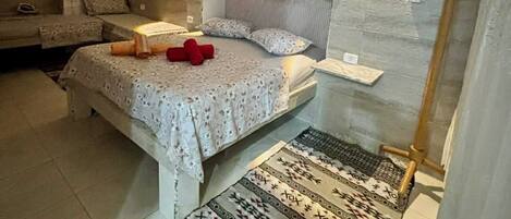 2 habitaciones, tabla de planchar con plancha, wifi y ropa de cama