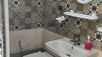 Een douche, een haardroger, handdoeken, zeep